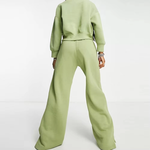 Ensemble de survêtement pour femme personnalisé en deux pièces avec sweat-shirt court et pantalon de jogging - Product Image 3