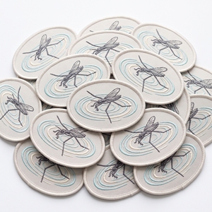 Parche bordado Oval Water Strider con diseño de insecto patinador de estanques, directo de fábrica, para ropa de exterior - Product Image 1