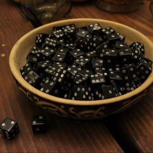 Dés en corne de buffle naturelle, écologiques et aux motifs de grain uniques pour les jeux de société RPG, haute qualité - Product Image 1