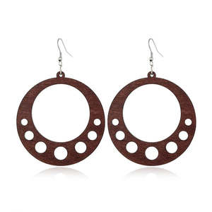 Boucles d'oreilles en forme de feuille en bois de noyer français massif, création originale et fabriquées à la main, 100% Made in France - Product Image 5