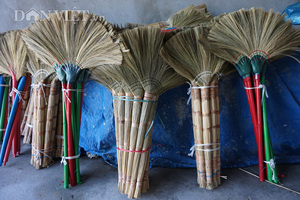 Escoba de Césped Ecológica y Duradera con Mango Largo de Madera, Recogedor de PVC y Cerdas con Púas, Hecha en Vietnam - Product Image 3