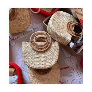 Sac multicolore en jacinthe d'eau fait main de créateur-Sacs personnalisés sacs à main pour femmes Sac durable en jacinthe d'eau - Product Image 1