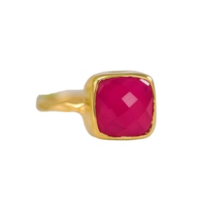 Anillo Clásico de Plata de Ley 92.5 Chapado en Oro con Gema de Calcedonia Rosa Natural Auténtica, Facetada y de Forma Cuadrada, Calidad AAA - Product Image 1
