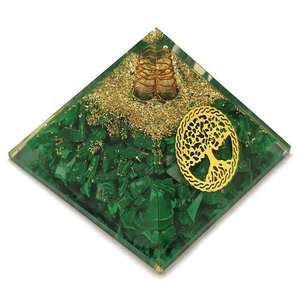 Pyramide d'énergie d'orgone de malachite faite à la main de vente chaude avec la protection d'EMF de symbole d'arbre de vie et de cuivre - Product Image 1