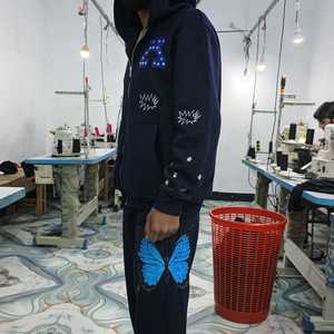 Sweat à capuche de luxe pour homme, design original OEM, motif papillon, logo personnalisé, bleu marine, fermeture éclair intégrale, orné de strass, en polaire - Product Image 3