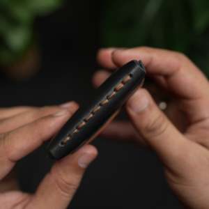 WF Leathercraft No. Cartera Delgada Todo en Uno 101, Hecha y Cosida a Mano, Negra con Color Bronceado - Product Image 1