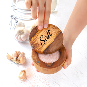 ArtisRaw JC001 Salière en bois avec couvercle et cuillère, fabriquée à la main à partir de bois d'olivier tunisien, boîte à sel, cochon à sel - Product Image 1