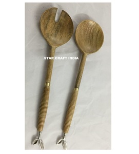 Cuillère et fourchette de service à salade en bois avec poignées en résine Idéal pour la décoration de la maison et les magasins de fournitures de cuisine pour la revente - Product Image 2