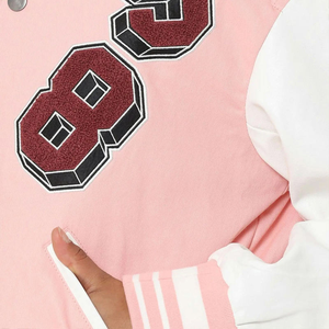 Chaqueta Universitaria Extra Grande de Cuero Genuino a Cuadros Rosa y Blanco Personalizada para Mujer con Parche de Letras Bordadas Diseño Urbano Universitario - Product Image 6