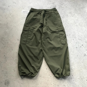 Pantalon coupe-vent unisexe décontracté, écologique, en polyester/nylon non tissé, à bas large et épais, poids moyen, coupe régulière - Product Image 2