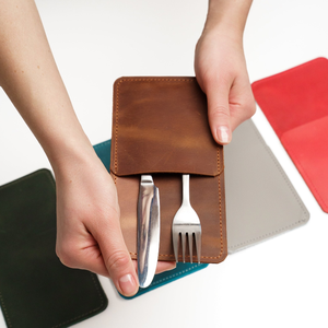 Porta Cubiertos Enrollable de Cuero Genuino, Lujoso, Duradero, Impermeable y Resistente a los Golpes, Almacenamiento de Utensilios Reutilizable para Viajes y Cenas, Compradores al por Mayor - Product Image 1