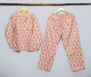 Pijama de Verano para Mujer de Alta Calidad, Informal, Floral, de Algodón Tejido |   Conjunto de Top y Pijama |   Ropa de Dormir Cómoda de Calidad de Exportación - Product Image 1