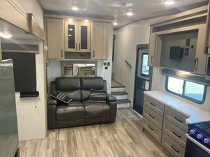 Used 2023 G-r-a-n-d D-e-s-i-g-n R-e-f-l-e-c-t-i-o-n 150 Series 278BH Container Houses Caravan Camper - Product Image 5