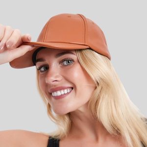 Casquette de baseball en cuir PU sur mesure, confortable, à fermeture snapback, 6 panneaux, réglable, design brodé, tendance, élégante, personnalisée - Product Image 1