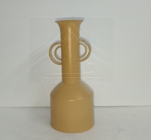 Florero de hierro de metal adornado antiguo con exquisitos grabados florales hechos a mano y bruñidos para decoración clásica de boda - Product Image 6