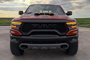 RAM 1500 TRX Edición Final 2024, Motor V8 Supercargado de 702 hp, Tracción en las Cuatro Ruedas, Mayormente sin Modificaciones, Color Harvest Sunrise - Product Image 2