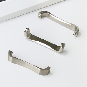 Poignée d'armoire incurvée en alliage de zinc contemporaine finition brossée moderne pour chambre salon armoire durable commode - Product Image 5