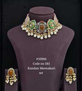 Ensemble de bijoux Kundan Meenakari 10966, collier et boucles d'oreilles en acier inoxydable plaqué or, perles et zircon, pour mariage et occasions spéciales - Product Image 1