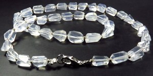 สร้อยคอหินควอตซ์ใสธรรมชาติทรงเหลี่ยมขนาด 8-12 มม. ความยาว 18 นิ้ว หินหลวมคุณภาพสูงจากอาร์คันซอ - Product Image 3