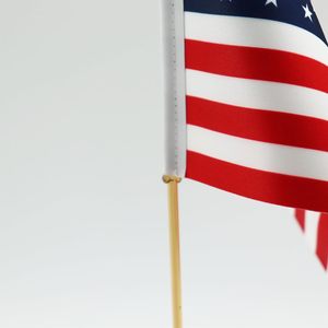 Drapeau de table de luxe des États-Unis, imprimé numériquement sur tissu, avec mât en aluminium - Product Image 2