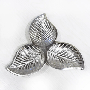 Ensemble de plateaux en métal doré élégant à trois côtés en aluminium martelé pour servir des aliments Art déco pour les occasions de mariage Ramadan - Product Image 6