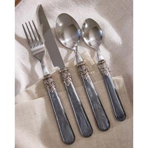 Juego de cubiertos metálicos clásicos para ocasiones formales que combinan un estilo atemporal con un material resistente y duradero. - Product Image 1