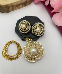 Conjunto de collar con colgante CZ de tendencia para mujer, diferentes diseños para fiesta y ropa informal hecha a mano con material de latón - Product Image 3