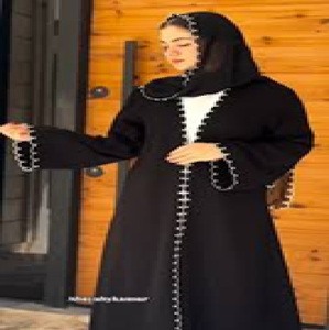 Impresionante abaya gris plisada con un frente abotonado estilo perla. Disponible a precios de mayoreo. - Product Image 2