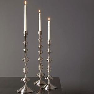 Bougeoir pilier en métal orné avec base large et effet patiné adapté aux mariages décoration de table festive ou espaces sacrés - Product Image 2