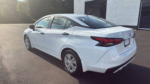 Bastante usado 2022 Nis-san Ver-sa S - Product Image 4