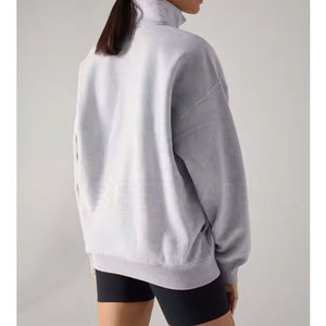 Sweat-shirt léger et respirant en tricot à col zippé pour femme, avec logo frontal, idéal pour les sports de plein air et les tenues décontractées. - Product Image 4