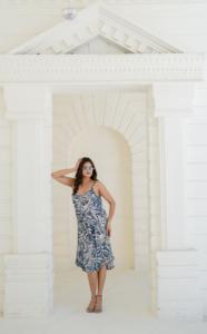 Robe midi d'été à imprimé feuilles de palmier bleu tropical et blanc, robe de vacances exotique, manches 3/4, motif botanique, lavable, coupe trapèze, 100% coton - Product Image 3