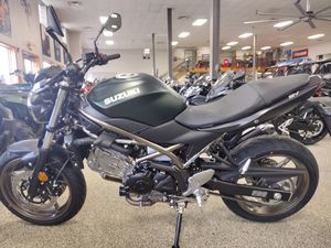 Disponible dès maintenant : Motocyclettes de rue SV650 (ABS) 2025 – Nouveautés en stock - Product Image 4