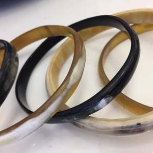 Bracelet en corne de buffle ultra-fin, moderne et écologique, fait à la main, bijoux pour femmes, bracelets G.E - Product Image 3