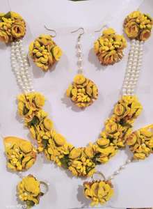 ชุดเครื่องประดับเจ้าสาวลายดอกไม้สีเหลืองสีขาวพร้อมไข่มุก haldi และ mehendi สำหรับพิธีการออกแบบสายแบบปรับได้ - Product Image 5