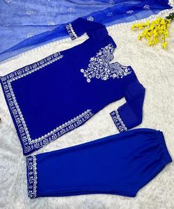 Vêtements en dentelle avec des strass brodés pour des tenues féminines écologiques, modernes et élégantes - Product Image 6