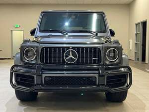 Elegante Mercedes-Benz Clase G AMG G 63 4MATIC 2023, motor biturbo V8 de 4.0L que produce 577 caballos de fuerza y 627 lb-pie de torque - Product Image 3