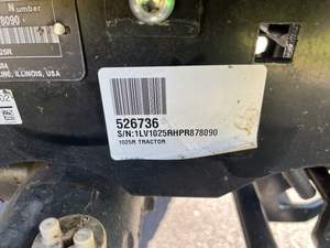 John Deere 1025R 2023 completo con cargador, plataforma de corte de 60 pulgadas y 21 horas de uso. Excelente tractor compacto usado asequible - Product Image 3