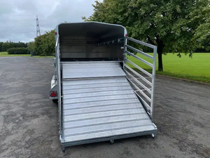 Remorque Premium pour Chevaux d'Élevage à Vendre avec Essieu Triple de 14 Pieds, Capacité de 3500 kg et Portes Centrales Amovibles - Product Image 5