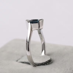 Anillo de Plata de Ley 925 con Diseño de Alas Neogóticas y Topacio Azul de 6mm, Anillo de Promesa Cristiana para Nacidos en Diciembre - Product Image 2