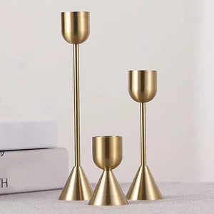 Bougeoir design pour une décoration intemporelle Support élégant en métal pour mariages et table à manger Style parfait pour les maisons luxueuses - Product Image 1