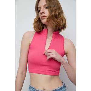 Blouse courte décontractée sans effort avec logo sur le devant - Product Image 2