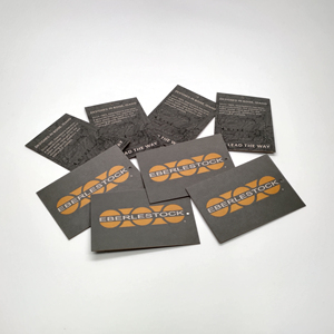 ป้ายกระดาษสีน้ำตาลคราฟท์เป็นมิตรกับสิ่งแวดล้อมแท็กแขวนแกว่งแบบกำหนดเองพร้อมเชือกปิดผนึกสำหรับเสื้อผ้าเสื้อผ้าบัตรข้อมูลรีไซเคิลทำ - Product Image 4