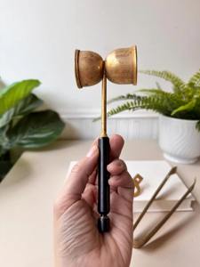 Ensemble d'outils de bar vintage en laiton avec ouvre-bouteille, pinces à glaçons et doseur pour usage professionnel en bar et présentation sur comptoir - Product Image 2