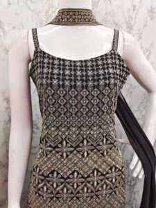 Ensemble Sharara indo-occidental de luxe pour occasions spéciales avec Kurti brodé lourd, palazzo à jambes larges, drapé élégant - Product Image 5