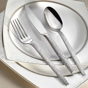 Juego de cubiertos de acero inoxidable con mango martillado en elegante acabado plateado perfecto para bodas y ocasiones especiales - Product Image 5