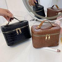 Meilleur prix étui de train de voyage pour femmes organisateur en cuir sacs et étuis à cosmétiques avec fermeture à glissière pour le rangement du maquillage et les outils