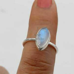 Anillo de Piedra Lunar Arcoíris: Anillo de Promesa Marquise Hecho a Mano en Plata de Ley, Regalo de Piedra de Nacimiento Natural de Junio - Product Image 5