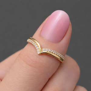 Bague de mariage en or 14 carats avec diamants de laboratoire, design incurvé, double rangée, forme en V, double chevron, à superposer, cadeau de mariage - Product Image 4