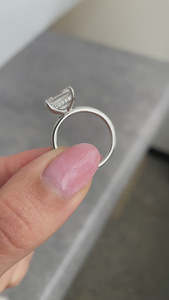 แหวนหมั้น4กรงเล็บสีทองล้วน18kt เพชรโซลิแทร์2CT โซลิแทร์ตัดสีมรกตดีไซน์หรูหราผลิตจากห้องปฏิบัติการ - Product Image 4